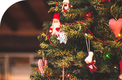 What are the advantages and disadvantages of artificial and real Christmas trees?